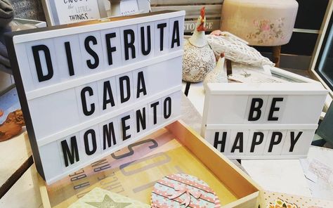 Ligth box!! Cajas con luz ya en nuestra web. Incluyen 60 piezas para que pongas la frase que quieras.  http://ift.tt/1BkdUz8  #lamparas #regalos #novedad #frases #light box #disfrutacadamomento #behappy #decoracion #enviosonline #paratodaespaña #españa #madrid #almeria #cadiz #badajoz #coruña #gijon Ligth Box, Cinema Box, Light Box Quotes, Spain Holidays, Cadiz, Andalusia, Spain Travel, Malaga, Best Hotels