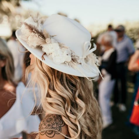 Level up your look with a fedora. White Cowboy Hat Wedding, Wedding Sombrero, Wedding Hats For Bride, Wedding Dress Hat, Bridal Hats, Stile Boho Chic, Bridal Braids, Bride Hat, Bridal Hat