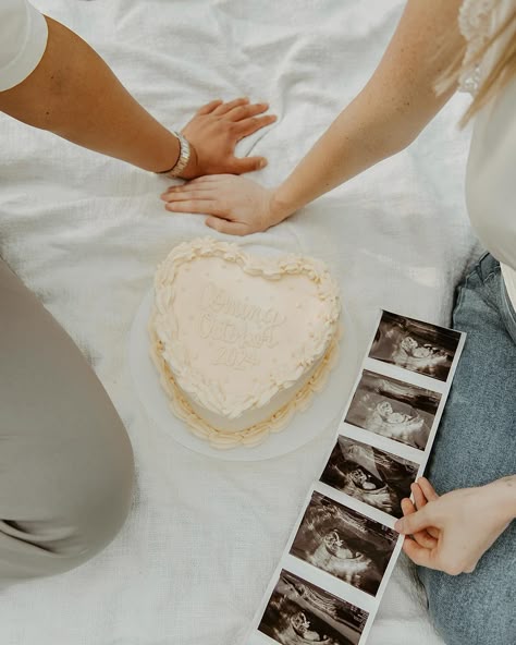 in loveee with this gender reveal… 🌷🕊️🩷👼🏼✨🍰🌸 maternity + gender reveal sessions are becoming one of my favorite intimate experiences with my couples! it’s truly so beautiful capturing love stories every day… but THIS — i can’t put it into words 🥹 what’s the saying..?! a picture is worth a thousand words ;) Surrogate Gender Reveal Ideas, Private Couple Gender Reveal, Gender Reveal Ideas Photos, Small White Gender Reveal Cake, Intimate Cake Gender Reveal, Gender Reveal Family Pictures, Private Gender Reveal Photoshoot, Gender Reveal Cake Pictures, Gender Reveal Couple Only