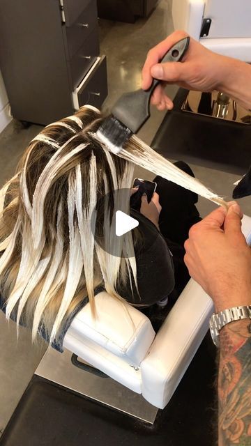 Alfredo Lewis on Instagram: "🔉 ba•lay•age / balāýäZH/ • noun  Definition: a technique for highlighting hair in which the dye is painted on in such a way as to create a graduated, natural-looking effect.   The word balayage is a French word that means to sweep. It was the first “technique” that I was taught. The first salon that I worked at was a French salon in Beverly Hills in the 90’s. We had over 20 hair color specialists in which ONLY one used foils. My how times have changed! This is still my favorite technique to do, but it’s not for everyone. I used to trip out when people started calling what I call teasy lights, foilayage, slices, and even air touch balayage 😂, but then I realized something. At the end of the day technique names are for the hairstylist not the client. It is our Highlights To Balayage Transition, Highlight Techniques Hair, Hair Highlight Techniques, How To Put Highlights In Hair At Home, How To Do Highlights At Home With Foil, French Balayage Blonde, Balayage Hair Blonde Technique, Smokey Beige Balayage, Free Hand Balayage