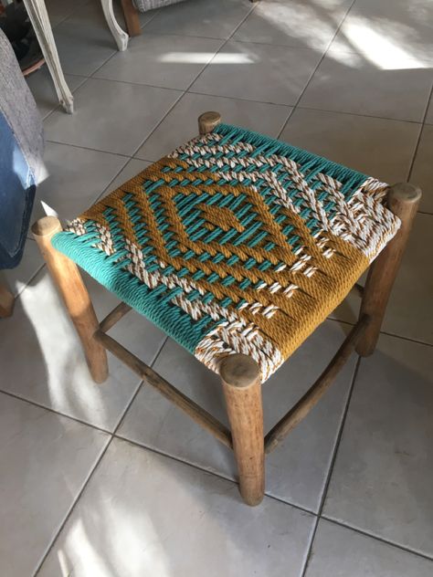 Woven Stool Diy, Woven Stool, Woven Furniture Design, Dollhouse Furniture Diy, Doll House Kitchen, Diy Stool, Diy Doll House, Kutch Work Designs, Chair Repair