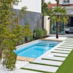 สระว่ายน้ำในสวนที่จัดวางเลย์เอาท์ได้สวยดีครับ ดูสบายตา Small Pools Backyard, Ideas De Piscina, Small Inground Pool, Kleiner Pool Design, Moderne Pools, Small Swimming Pools, Diy Swimming Pool, Small Pool Design, Small Pools