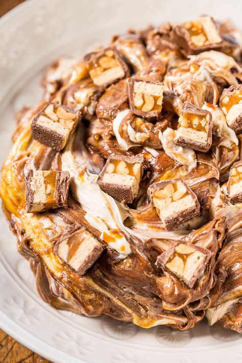 Snickers Dip - Melted chocolate, caramel, peanuts, and chopped Snickers bars in a creamy, decadent dip!! My new favorite way to eat Snickers! Easy, ready in 10 minutes, and perfect for parties!! White Chocolate Puppy Chow, Snickers Dip, Chocolate Puppy Chow, Easy Dessert Dips, Sweet Dip, Dip Easy, Delicious Dips Recipes, Averie Cooks, Cream Cheese Desserts