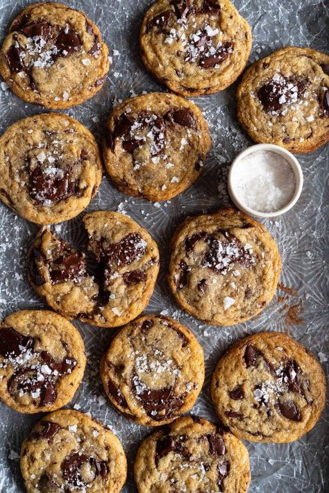 These cookies are not just super delicious and incredibly easy to make, but they also happen to be refined sugar free, AND vegan, and you would never know! The recipe comes from Maggie Batista's new beautiful book, "A new way to food". #chocolatechipcookies #vegan #refinedsugarfree #dairyfree Cloudy Kitchen, Vegan Cookies Recipes, Flax Egg, Cake Vegan, Chocolate Chunk, Chocolate Chunk Cookies, Vegan Sweets, Vegan Cookies, Refined Sugar Free