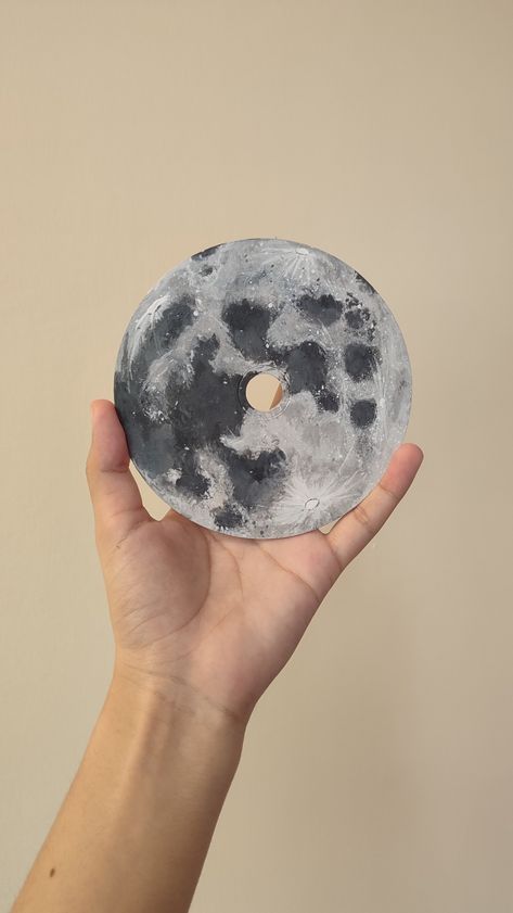 Moon Record Painting, Cute Record Paintings, What To Do With Records Vinyls, What To Paint On Cds, Dvd Ideas Diy, Diy Art Room Decor, Painting On Disc, Painting Random Things In My Room, Art On Records