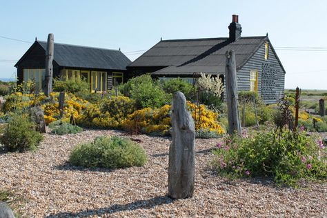 Derek Jarman Garden Prospect Cottage Prospect Cottage, French Coastal Decor, Derek Jarman, Coastal Entryway, Seaside Garden, Famous Gardens, Gravel Garden, Coastal Gardens, Coastal Bedrooms