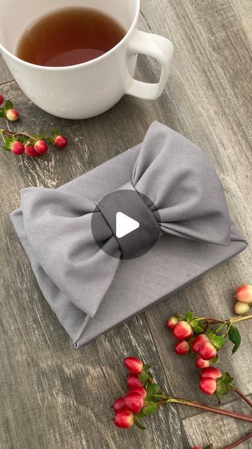 Gift Wrapping A Dress, Gift Wrapping Ideas With Fabric, Cloth Christmas Wrapping, Library Gift Ideas, Cute Christmas Present Wrapping Ideas, How To Wrap Glasses As A Gift, Fabric Gift Wrap Christmas, Gift Wrapping Fabric, Christmas Fabric Wrapping