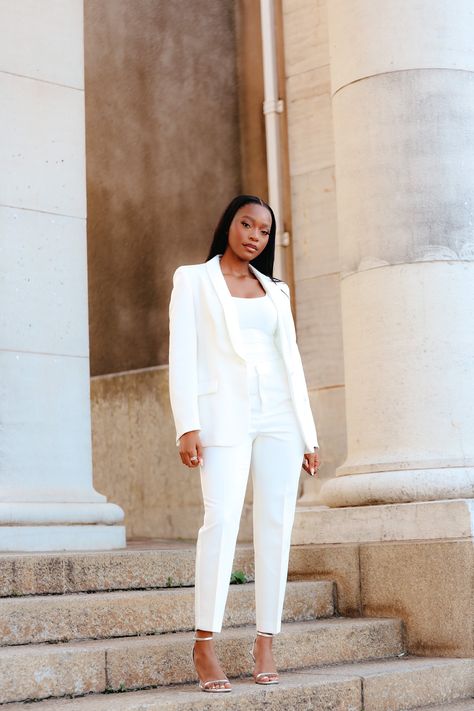 White Pants Photoshoot, White Pants Suits For Women Graduation, College Graduation Outfit Ideas Pants, White Suit Graduation, Graduation Attire For Women Attendee, White Suit Graduation Pictures, Graduation Pictures 2023, Graduation Ceremony Outfit Classy, Outfits For Graduation Ceremony