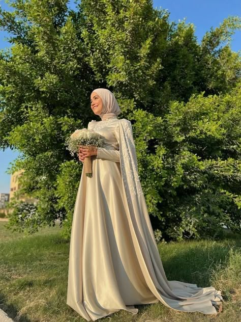 Hijabi Outfits For Wedding, Simple Wedding Dress For Hijab, Hijabi Simple Wedding Dress, Hijab Outfit For Wedding, Hijab Engagement Outfit, Hijab Dress Engagement, Engagement Dresses Hijab, Katb Kitab Dress, Dream Wedding Dresses Hijab