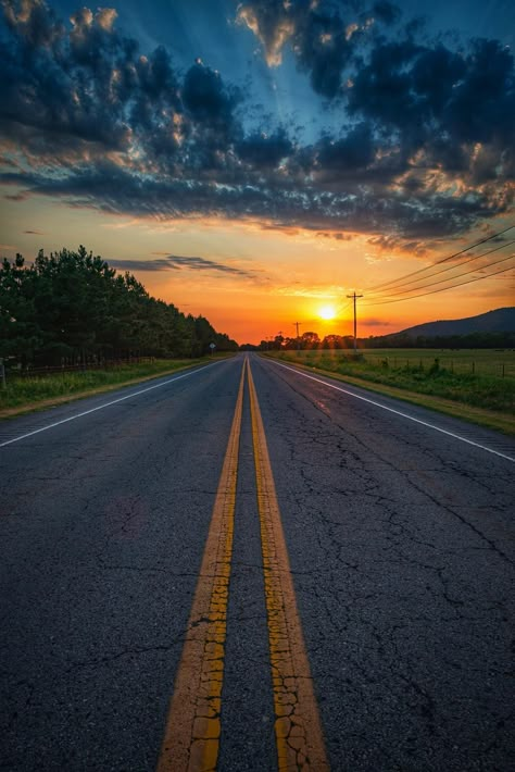 Sunset Road Wallpaper, Fall Road Aesthetic, Cool Wallpapers Aesthetic Vintage, Highway Pictures, Highway Aesthetic, Highway Photography, Sunset On The Road, Wallpapers Aesthetic Vintage, Journey Pictures