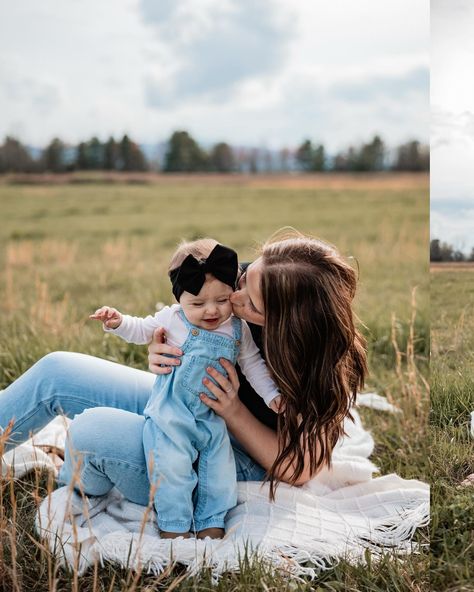 the sweetest little mommy & me session 🥺🥺🤍 Mommy And Me 3 Month Pictures, Cute Mom Pictures, Mommy And Me Photo Shoot Babygirl, Mom And 1 Year Daughter Photoshoot, Family Photos With Two Daughters, Outside Mommy And Me Pictures, Momma Daughter Pictures, Mommy And Me Photo Shoot Jeans, Mommy And Me Photo Shoot 1 Year