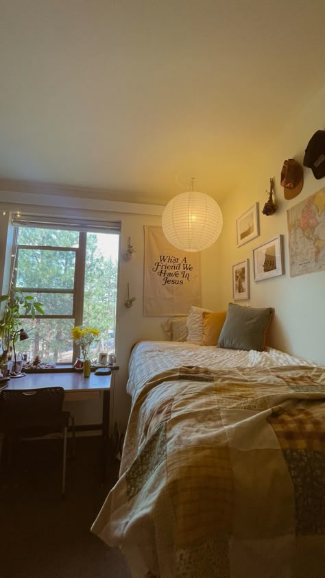 Bedroom Inspirations With Carpet Floor, Dainty Dorm Room, Homey Dorm Decor, Mid Century Dorm Room, Urban Outfitters Dorm Room, Crunchy Dorm Room, Cozy Dorm Aesthetic, Dorm Room Vision Board, Earthy Dorm Aesthetic