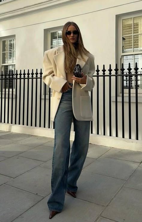 Rosie Huntington-Whiteley's Jeans-and-Blazer Look Is Perfect | Who What Wear UK Rosie Huntington Whiteley Style, Coachella Outfits, Jeans Blazer, Jeans Outfit Winter, Good American Jeans, American Jeans, Style Casual Chic, Rosie Huntington, Denim Day