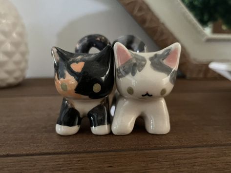 Gift Ideas For Cat Lovers, Cat Figurines, Tanah Liat, Clay Diy Projects, I Love My Girlfriend, Cute Clay, Clay Art Projects, Dessin Adorable, Diy Clay Crafts