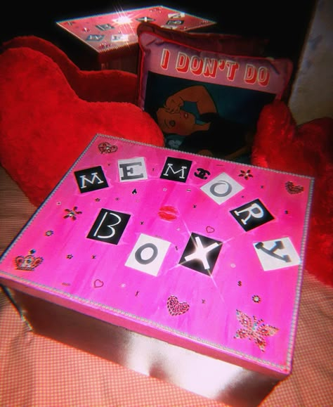 Middle School Memory Box Ideas Diy, Shoe Box Painting Ideas Aesthetic, High School Shoe Box Memories, Decorate Shoe Box Diy, Senior Boxes High Schools, Senior Memory Box Ideas Pink, Shoebox Memory Box Ideas, Junior Year Box Ideas, Cute Memory Box Diy