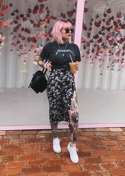 4e6cd95227cb0c280e99a195be5f6615desc45676916ri Alternative Fashion Skirts, Indie Outfits Alternative Fashion, Styl Grunge, High Waisted Floral Skirt, Look Grunge, Pastel Outfit, Printed Midi Skirt, Indie Outfits, Mode Inspo