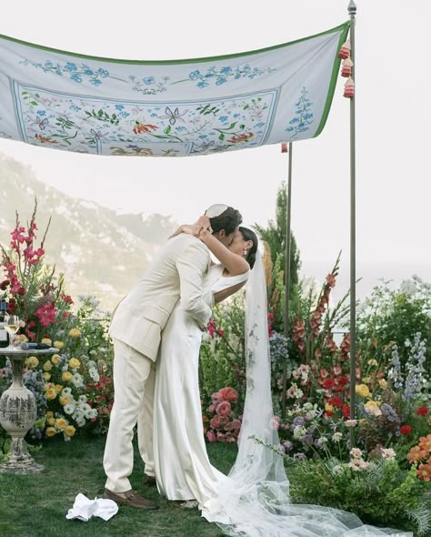 Chuppah Hanging Flowers, Jewish Wedding Chuppah Flowers, Simple Huppah, Creative Chuppah, Simple Chuppah Ideas, Huppah Wedding Outdoor, Sephardic Wedding, Chuppah Simple, Lace Chuppah