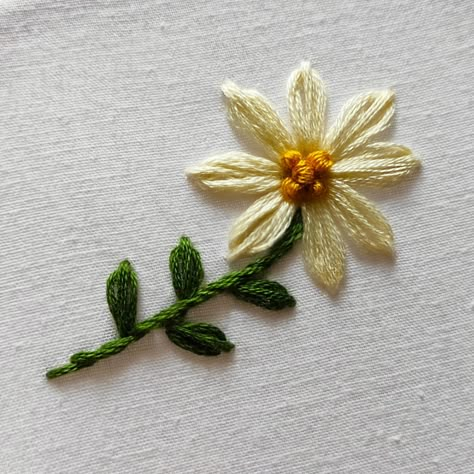 Lazy Daisy Embroidery Design, Daisy Embroidery Design, Embroidery Stem Stitch, Embroidery Outline, Outline Stitch, Tutorial Embroidery, Embroidery Video, Flower Hand Embroidery, Knot Embroidery