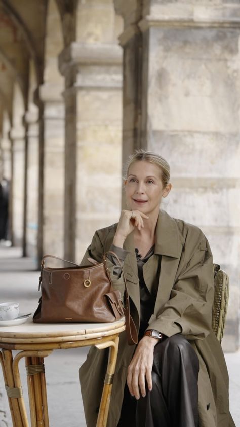 Songmont | Discover what’s in Kelly’s Yore Hobo Bag #songmont #songmontmoment #yorecollection #pfw #parisfashionweek #kellyrutherford | Instagram Kelly Rutherford, Hobo Bag, Paris Fashion Week, Paris, Instagram