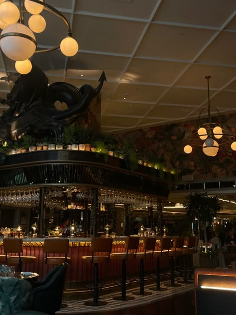 Soul Food Restaurant Aesthetic, City Restaurant Aesthetic, Dark Moody Restaurant, The Ivy Restaurant Interiors, Bistro Huddy, Restaurant Bar Interior Design, The Ivy Restaurant, Jazz Restaurant, Dark Restaurant