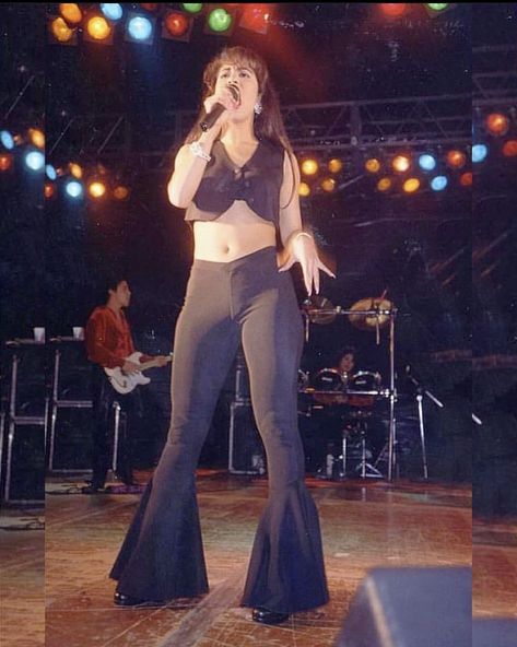 Selena Costume, Selena Quintanilla Outfits, Selena Quintanilla Fashion, Latina Aesthetic, Woman Images, Selena Pictures, Pic Beautiful, Selena Q, Selena Quintanilla Perez