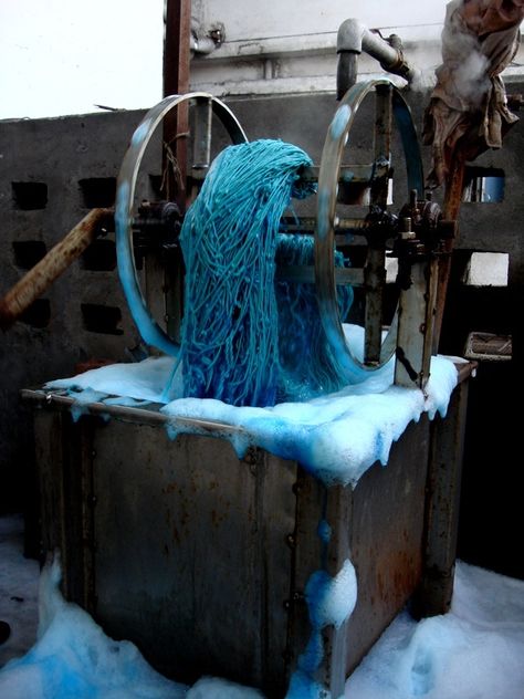 HANK DYEING is a very unique dyeing process in which colour penetration is maximized and the yarns retain a softer, loftier feel. Selvage Denim Jeans, Momotaro Jeans, Vintage Industrial Lighting, Selvage Denim, Denim Projects, Indigo Shibori, Rugged Style, Japanese Denim, Raw Denim