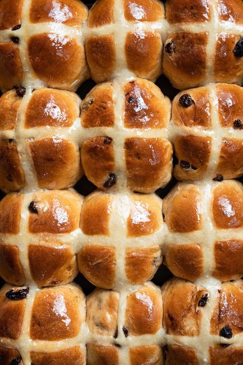 Hot Buns, Hot Crossed Buns Recipe, Hot Cross Buns Aesthetic, Hot Cross Bun Cheesecake, Best Hot Cross Buns Recipe, Hot Cross Buns Recipe Easy, Janes Patisserie Hot Cross Buns, Hot Cross Bun, Hot Cross Buns Flavours