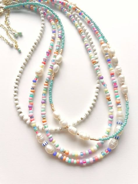 Boa Vista Necklace #BeadingPatterns #SeedBeadPattern #SeedBeadPatternsFree #SeedBeadPatternsTutorials Preppy Necklaces, Surf Necklace, Colorful Bead Bracelets, Silk Bracelet, Holiday Necklace, Pearl Beaded Necklace, Cape Verde, Beaded Necklace Diy, Beaded Jewels