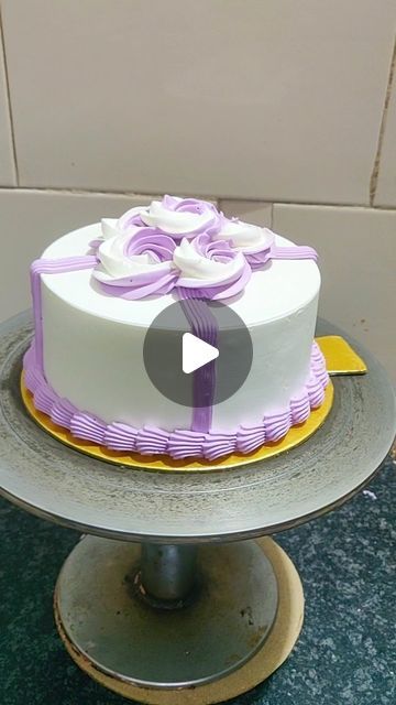 Adnan Malik on Instagram: "New cake decorating idea 🌸🤍 Follow for more cakes @chefadnanmalik . . . . . . #cake #newcake #cakeart #cakemaking #reels #reelsinstagram #instagood #instadaily #cakebirthday  #newcollection #chocolateday #chocolate #baking #bakery #adnancaker" Hard Cake Designs, Dominican Cake Decoration, Cakes For Moms Birthday Beautiful, Cake Models Birthday, Creative Birthday Cake For Husband, Diy Cake Decorating Ideas, Cake Videos Decorating, Round Cake Decorating Ideas, Easy Cake Designs For Beginners