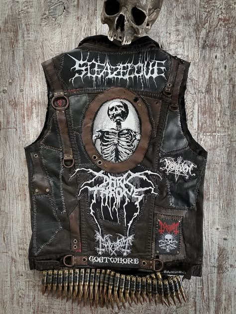 Battle Vest Ideas, Battle Jacket Ideas, Metalhead Fashion, Wornstar Clothing, Crust Pants, Punk Vest, Handmade Patches, Vest Ideas, Punk Fashion Diy