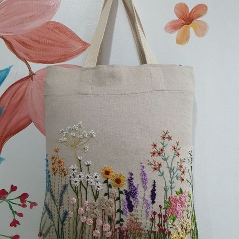 Pin de Yousra El Baradie em Sticken em 2022 | Sacolas artesanais de tecido, Artesanato bordado, Flores bordadas à mão Embriodary Flowers, Easy Embroidery Gift Ideas, How To Display Embroidery, Tote Bag Embroidery Ideas, Embroidery Ideas For Beginners, Flower Embroidery Pattern, Simpul Makrame, Clothes Embroidery Diy, Diy Embroidery Patterns