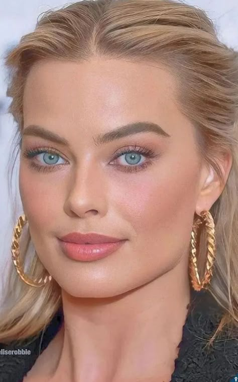 Margot Robbie Margot Robbie Makeup, Margot Robbie Style, Look Kylie Jenner, Barbie Makeup, Makeup For Blondes, Blonde Hair Blue Eyes, Bridal Hair And Makeup, Blue Eye Makeup, Celebrity Makeup