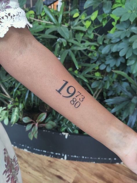 Unique Birth Year Tattoo, Feminine Date Tattoos, Multiple Birth Year Tattoo Ideas, Kids Birth Year Tattoo Ideas, Birth Years Tattoos, Parents Birth Year Tattoo Ideas, Years Tattoo Ideas, Parent Birth Year Tattoo, Kids Birthdate Tattoos