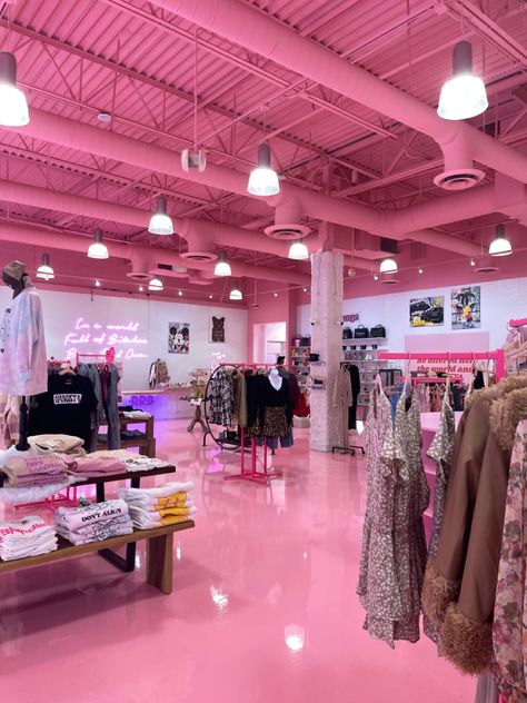 Pink Store Front Ideas, Pink Clothing Store Interior, Shopping Store Aesthetic, Retail Store Interior Design Boutiques, Pink Retail Store, Pink Boutique Ideas, Pink Boutique Decor, H M Aesthetic Store, Pink Boutique Interior Design