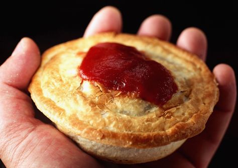 Australia is famous for its healthy food scene—but what about jaffles, sausie rolls, and Tim Tams? Let's show some love to the crazy delicious junk foods that you can only find in Australia. Aussie Meat Pie, Biblical Food, Pie Dessert Recipes, Poutine Recipes, Australian Meat Pie, Literary Food, Viking Food, Ancient Food, Historical Food