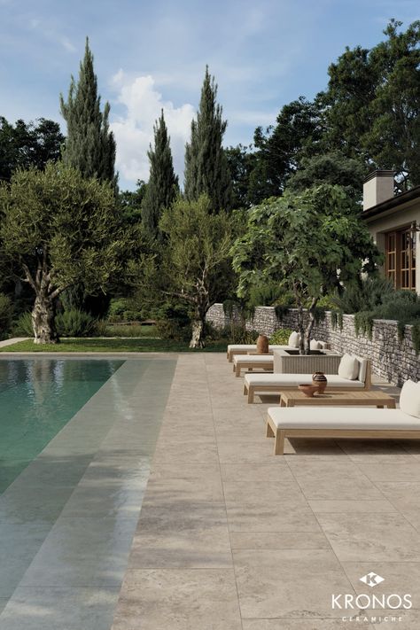 Pool deck inspiration: travertine look porcelain tiles. Collection by Kronos Ceramiche: Nativa Tibur Falda 2.0 #kronostiles #kronosceramiche #madeinitaly #porcelaintiles #porcelainstoneware #gresporcellanato #grescerame #feinsteinzeug #luxurytiles #pooldesign #pooltiles #pooldeck #poolfloor #luxurypool #travertinepool #poolpavers #poolstair #outdoorpavers #outdoortiles #travertinelook #travertine #travertino #travertinetiles #archilovers #architecture #designer #landscaper Modern Travertine Pool Deck, Porcelain Tile Pool Deck, Travertine Swimming Pool, Pool Travertine, Travertine Pool Deck, Travertine Pool Tile, Pool Area Landscaping, Travertine Pool Decking, Pool Pavers