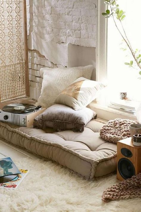 Cozy reading space design ideas floor cushions Indie Apartment, Daybed Cushion, Zen Decor, Therapy Room, Deco Boheme, Bohol, Meditation Space, Living Ideas, Meditation Room