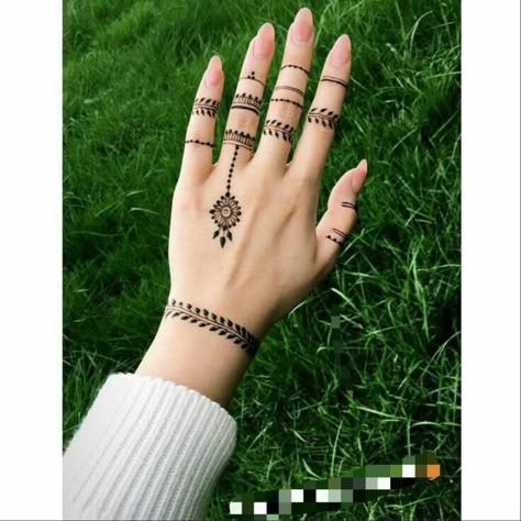 Henne Tattoo, Bentuk Alis, Henna Designs Wrist, Tato Henna, Henna Tattoo Kit, Henna Tattoo Hand, Henna Tattoo Designs Hand, Simple Henna Tattoo, Beginner Henna Designs