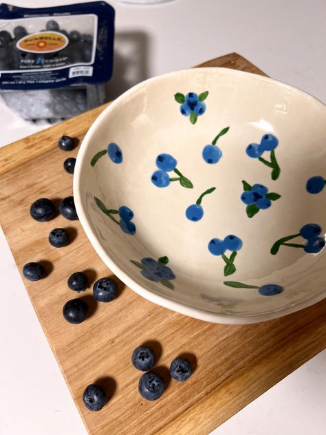 Ceramic bowl painted with blueberries #ceramics #painting #diy #diyideas #fruit #bowl Diy Bowl Painting Ideas, Cute Ceramic Bowls Design, How To Paint A Blueberry, Fruit Plates Ceramics, Fruit Bowls Ceramic Pottery, Blueberry Bowl Ceramic, Fruit Painting Pottery, Pottery Painting Ideas Blueberries, Painted Plate Ideas Ceramics