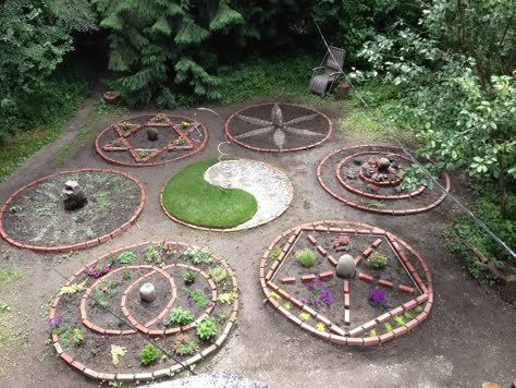 Spiritual Garden Design, Garden Alter, Sacred Geometry Garden Design, Witchy Garden Ideas, Spiritual Gardening, Sacred Geometry Garden, Spiritual Garden Ideas, Meditation Garden Ideas, Mandala Garden Permaculture