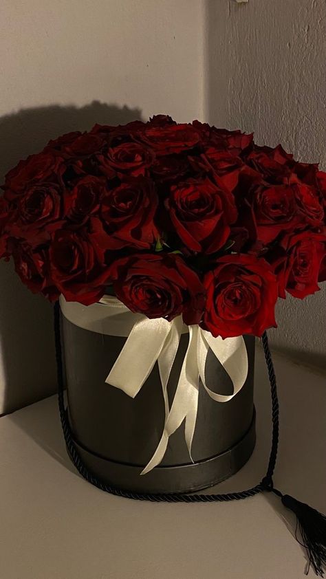 Cadeau St Valentin, Dark Red Roses, Luxury Flower Bouquets, Boquette Flowers, Rosé Aesthetic, Glitter Flowers, Glitter Roses, Nothing But Flowers, Flower Therapy