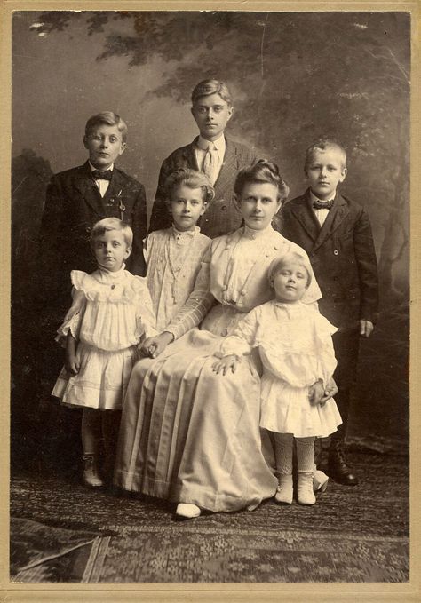 6 Vintage Family Images! - The Graphics Fairy Retro Family Photos, Antique Family Photos, Grand Duchess Anastasia, Vintage Family Photos, Castlevania Wallpaper, Prince Frederick, Old Family Photos, Vintage Family, Family Painting