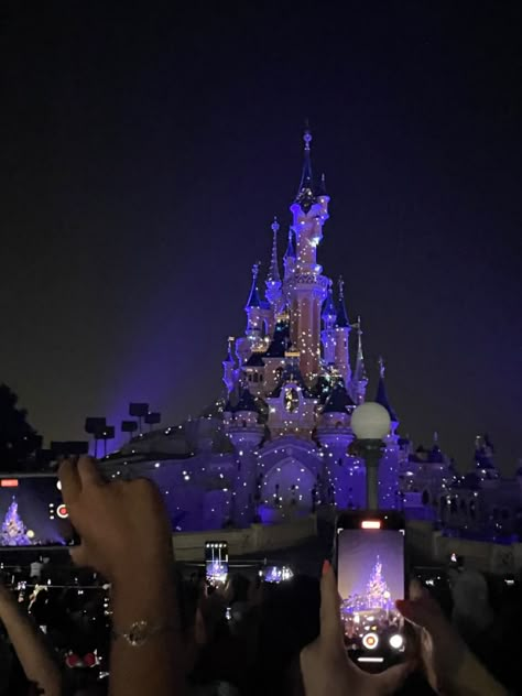 Disney Castle Paris, Disneyland At Night Aesthetic, Paris Aesthetic Disneyland, Desniy Land, Grad Night Disneyland, Disneyland Aesthetic Night, Disney Asthetics Photos, Disneyland Paris Photo Ideas, Disney Park Aesthetic