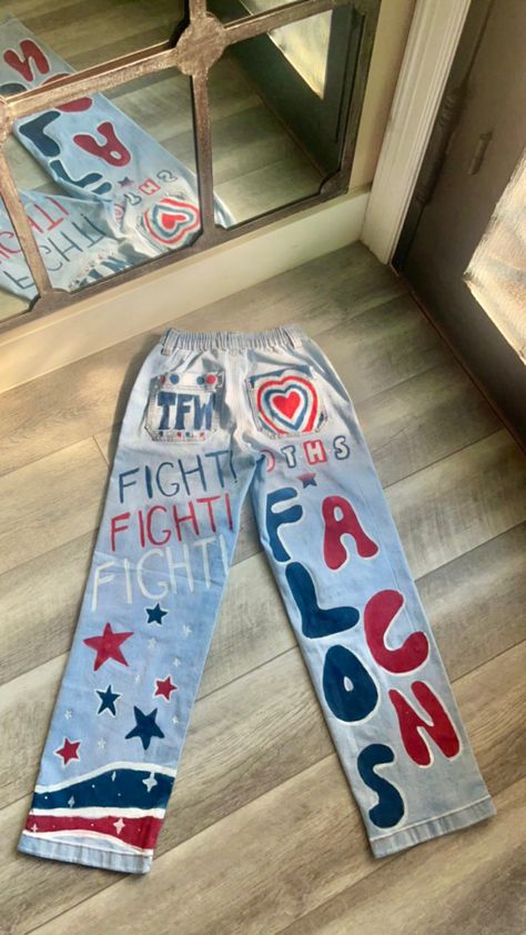 #senior #senioryear #seniorszn #hoco #homecoming #painting #paintedjeans #seniorjeans #highschool #classof2024 #football #footballgameoutfit Painted Jeans School Spirit Football, Spirt Jeans, Homecoming Jeans Painted, Hoco Jeans Painted, Hoco Pants, Homecoming Jeans Ideas, Homecoming Jeans, Hoco Jeans, School Spirit Outfit