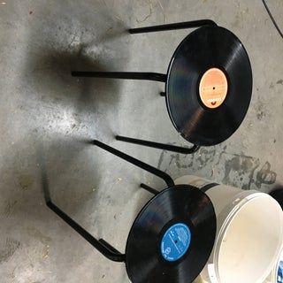 Table Made Of Records, Vinyl Record Upcycle, Vinyl Shelf Diy, Old Records Aesthetic, Diy Vinyl Record Projects, Vinyl Record Diy, Vinyl Upcycling, Record Art Ideas, Record Upcycle