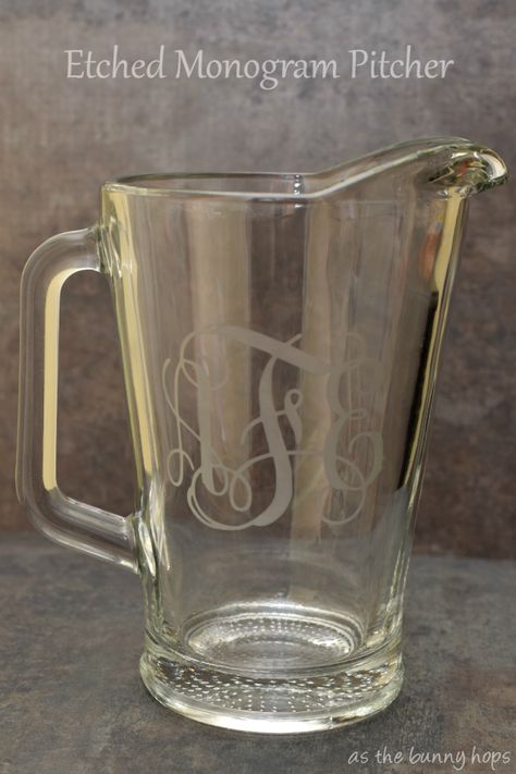 Cricut Glass Etching, Glass Etching Ideas, Glass Etching Diy, Expensive Wedding Gifts, Etching Projects, Unique Homemade Gifts, Etching Diy, Etched Gifts, Glass Etching Projects