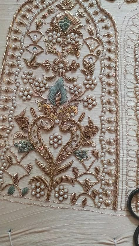 Jardoshi Work Lehenga, Kalabattu Embroidery, Tilla Embroidery Designs, Hand Embroidery Lehenga Designs, Jardoshi Work Design Blouse, Zardozi Work Design Gold Embroidery, Lehenga Off White, Zardosi Embroidery Motif, Dabka Work Embroidery Suits