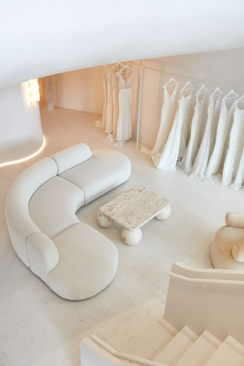 Bridal Store Design, Store Interior Design Ideas, White Boutique Interior, Dress Boutique Interior Design, Bridal Store Interior Design, Neutral Retail Interior, Bridal Botique Interiors, Minimalist Clothing Store Interior, Bridal Store Interior