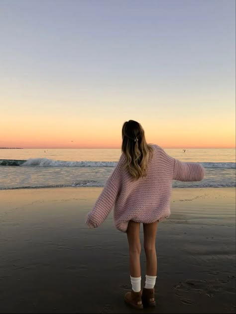 Sweaters At The Beach, Uggs On The Beach, Sweater On The Beach, Sweater Beach Outfit, Lala Girl Aesthetic, Beach Winter Pictures, Beach Girl Aesthetic Outfit Winter, Beach Sweater Outfit, Cold Beach Pictures