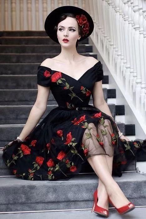 Historia creada con el fin de complacer a los amantes de los atuendos… #detodo # De Todo # amreading # books # wattpad Stile Pin Up, Dresses With Flowers, Idda Van Munster, Black Homecoming Dresses, Couture Dior, Mini Prom Dresses, Robes Vintage, Formal Ball Gown, Black Homecoming Dress